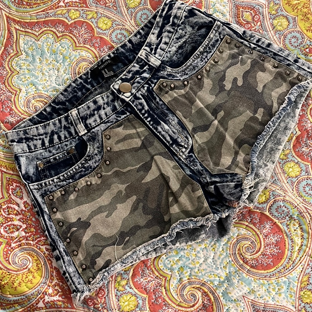 Denim & camouflage studded shorts